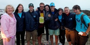 Agt oorsese toeriste het aan vanjaar se Skemerstap deelgeneem, met die organiseerder, Francia van Dyk links